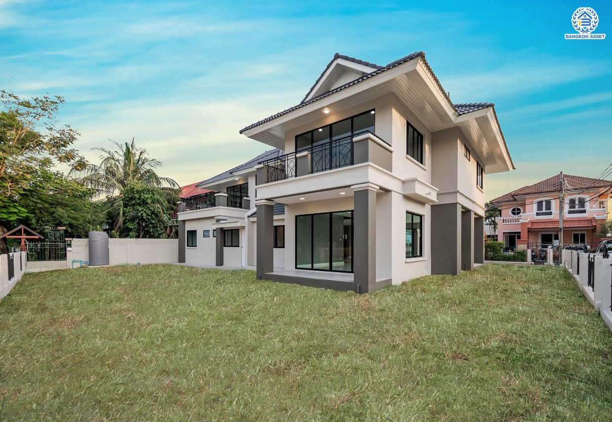 คฤหาสน์มือสองตกแต่งใหม่ โครงการ บ้านภาณุ ปิ่นเกล้า-บรมราชชนนี เนื้อที่ 142.7 ตร.ว. ฟังก์ชันจัดเต็ม 5 ห้องนอน 6 ห้องน้ำ 1 ห้องแม่บ้าน จอดรถได้ 4 คัน บนพื้นที่ใช้สอยเกือบ 451.5 ตร.ม. พร้อมพื้นที่สีเขียวสนามหญ้ากว้างขวาง ตอบโจทย์ครอบครัวใหญ่ บนทำเลศักยภาพ เชื่อมต่อทั้งถนนกาญจนาภิเษก และทางคู่ขนานลอยฟ้าบรมราชชนนี ใกล้ ม.มหิดล, สถานีขนส่งสายใต้ใหม่ และเซ็นทรัลปิ่นเกล้า